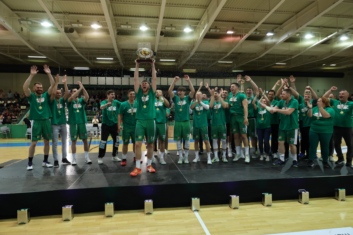  The members of Győri ETO-UNI FKC, the team of Széchenyi István University, deservedly lifted the trophy. 